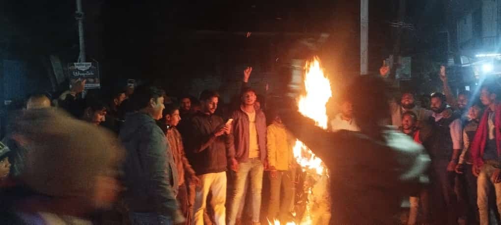 रतलाम: करणी सेना परिवार ने किया मुख्यमंत्री का पुतला दहन, भोपाल में भूख हड़ताल पर बैठे हैं करणी सेना परिवार के मुखिया जीवन सिंह शेरपुर रतलाम: करणी सेना परिवार ने किया मुख्यमंत्री का पुतला दहन, भोपाल में भूख हड़ताल पर बैठे हैं करणी सेना परिवार के मुखिया जीवन सिंह शेरपुर