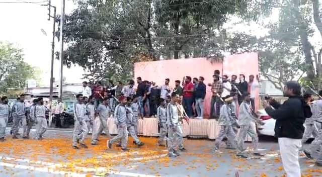 रतलाम: विश्व हिंदू परिषद , बजरंग दल ने शौर्य दिवस के उपलक्ष्य में निकाला शौर्य संचलन, गणवेश में शामिल हुए कार्यकर्ता रतलाम: विश्व हिंदू परिषद , बजरंग दल ने शौर्य दिवस के उपलक्ष्य में निकाला शौर्य संचलन, गणवेश में शामिल हुए कार्यकर्ता