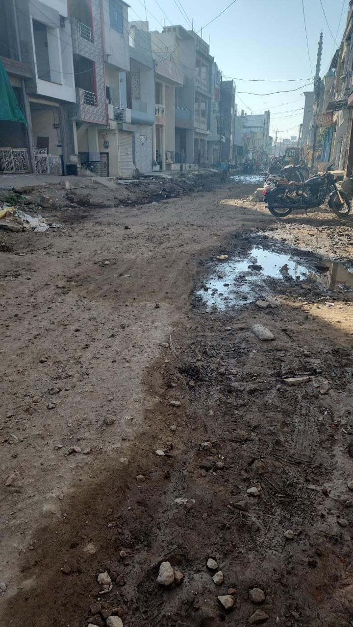 रतलाम: धीमी गति से चल रहा सायर चबूतरा सड़क निर्माण कार्य, रहवासी हुए परेशान रतलाम: धीमी गति से चल रहा सायर चबूतरा सड़क निर्माण कार्य, रहवासी हुए परेशान