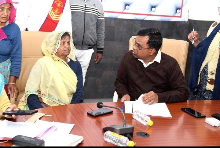 रतलाम: जनसुनवाई में आई शिकायतें, कलेक्टर ने नायब तहसीलदारों के खिलाफ जताई सख्त नाराजगी रतलाम: जनसुनवाई में आई शिकायतें, कलेक्टर ने नायब तहसीलदारों के खिलाफ जताई सख्त नाराजगी