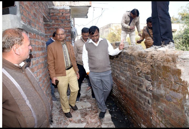 रतलाम: जिला अस्पताल पहुंचे कलेक्टर- मरीज के परिजन ने कहा, ऑपरेशन के लिए 15 हजार, कलेक्टर ने एसडीएम को सौंपी जांच, अस्पताल के आसपास के क्षेत्रों का निरीक्षण कर दिए अतिक्रमण तोड़ने के निर्देश रतलाम: जिला अस्पताल पहुंचे कलेक्टर- मरीज के परिजन ने कहा, ऑपरेशन के लिए 15 हजार, कलेक्टर ने एसडीएम को सौंपी जांच, अस्पताल के आसपास के क्षेत्रों का निरीक्षण कर दिए अतिक्रमण तोड़ने के निर्देश