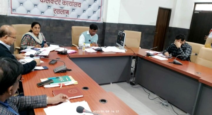 रतलाम कलेक्टर नरेंद्र सूर्यवंशी की शानदार पहल:सरकारी योजनाओं कार्यक्रमों के क्रियान्वयन की मैदानी हकीकत जानी जाएगी, प्रतिदिन 100 हितग्राहियों से फोन पर होगी चर्चा रतलाम कलेक्टर नरेंद्र सूर्यवंशी की शानदार पहल:सरकारी योजनाओं कार्यक्रमों के क्रियान्वयन की मैदानी हकीकत जानी जाएगी, प्रतिदिन 100 हितग्राहियों से फोन पर होगी चर्चा