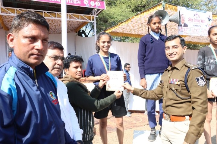 रतलाम: सेंव, सोना और साड़ी की तर्ज पर देश में पहचाने जाने लगा है खेल चेतना मेला – प्रेस क्लब अध्यक्ष मुकेशपुरी गोस्वामी,प्रतिभा प्रदर्शन का बेहतर मंच है खेल चेतना मेला – एसपी अभिषेक तिवारी- खेल चेतना मेला में पुरस्कार पाकर खिल उठे खिलाड़ियों के चेहरे रतलाम: सेंव, सोना और साड़ी की तर्ज पर देश में पहचाने जाने लगा है खेल चेतना मेला – प्रेस क्लब अध्यक्ष मुकेशपुरी गोस्वामी,प्रतिभा प्रदर्शन का बेहतर मंच है खेल चेतना मेला – एसपी अभिषेक तिवारी- खेल चेतना मेला में पुरस्कार पाकर खिल उठे खिलाड़ियों के चेहरे