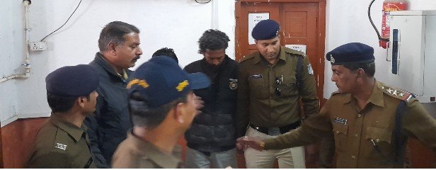 रतलाम: तीहरे हत्याकांड के आरोपियों को पुलिस ने कोर्ट में पेश किया, 2 दिन की पुलिस रिमांड पर सौंपा रतलाम: तीहरे हत्याकांड के आरोपियों को पुलिस ने कोर्ट में पेश किया, 2 दिन की पुलिस रिमांड पर सौंपा