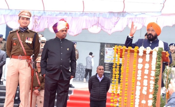 रतलाम: जिले में गणतंत्र दिवस उत्साह एवं हर्षोल्लास के साथ मनाया गया,मुख्य समारोह में नवीन एवं नवकरणीय ऊर्जा मंत्री श्री हरदीपसिंह डंग ने ध्वजारोहण किया रतलाम: जिले में गणतंत्र दिवस उत्साह एवं हर्षोल्लास के साथ मनाया गया,मुख्य समारोह में नवीन एवं नवकरणीय ऊर्जा मंत्री श्री हरदीपसिंह डंग ने ध्वजारोहण किया