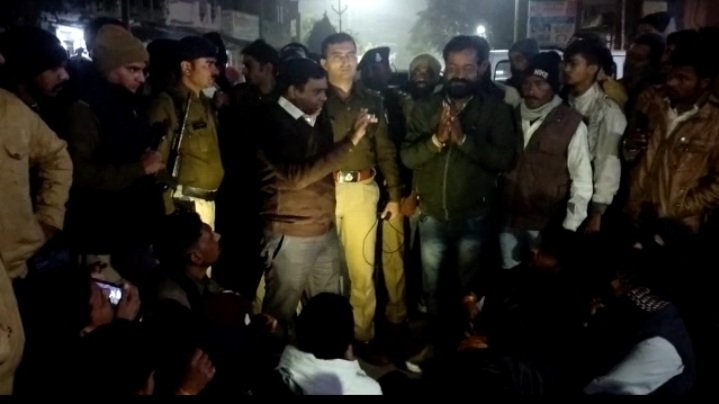 रतलाम: गांव दीवेल में विवाद, पुलिस बल के साथ कलेक्टर और एसपी मौके पर पहुंचे, प्रकरण दर्ज, रात भर में 9 लोग हिरासत में रतलाम: गांव दीवेल में विवाद, पुलिस बल के साथ कलेक्टर और एसपी मौके पर पहुंचे, प्रकरण दर्ज, रात भर में 9 लोग हिरासत में