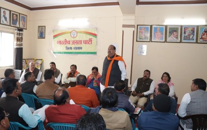 रतलाम:पार्टी कार्यालय में भाजपा की जिला बैठक सम्पन्न,जिला भाजपा प्रभारी श्री पांण्डेय ने कहा-नेतृत्व पर विश्वास करना ही संगठन का मूल मंत्र,सांसद श्री डामोर, विधायक श्री काश्यप व श्री मकवाना रहे मौजूद रतलाम:पार्टी कार्यालय में भाजपा की जिला बैठक सम्पन्न,जिला भाजपा प्रभारी श्री पांण्डेय ने कहा-नेतृत्व पर विश्वास करना ही संगठन का मूल मंत्र,सांसद श्री डामोर, विधायक श्री काश्यप व श्री मकवाना रहे मौजूद