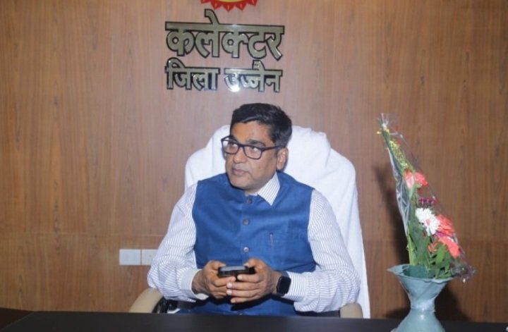 उज्जैन के नवागत कलेक्टर कुमार पुरुषोत्तम ने पदभार ग्रहण किया, पहले लिया भगवान महाकालेश्वर का आशीर्वाद उज्जैन के नवागत कलेक्टर कुमार पुरुषोत्तम ने पदभार ग्रहण किया, पहले लिया भगवान महाकालेश्वर का आशीर्वाद