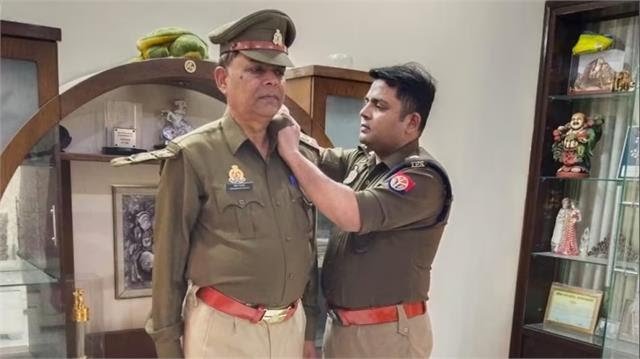 गर्व के पल: एक पिता के लिए इससे बड़ा दिन क्या होगा… जब पिता प्रमोट होकर सब इस्पेक्टर बने तब IPS बेटे ने पिता के कंधे पर लगाए स्टार गर्व के पल: एक पिता के लिए इससे बड़ा दिन क्या होगा… जब पिता प्रमोट होकर सब इस्पेक्टर बने तब IPS बेटे ने पिता के कंधे पर लगाए स्टार