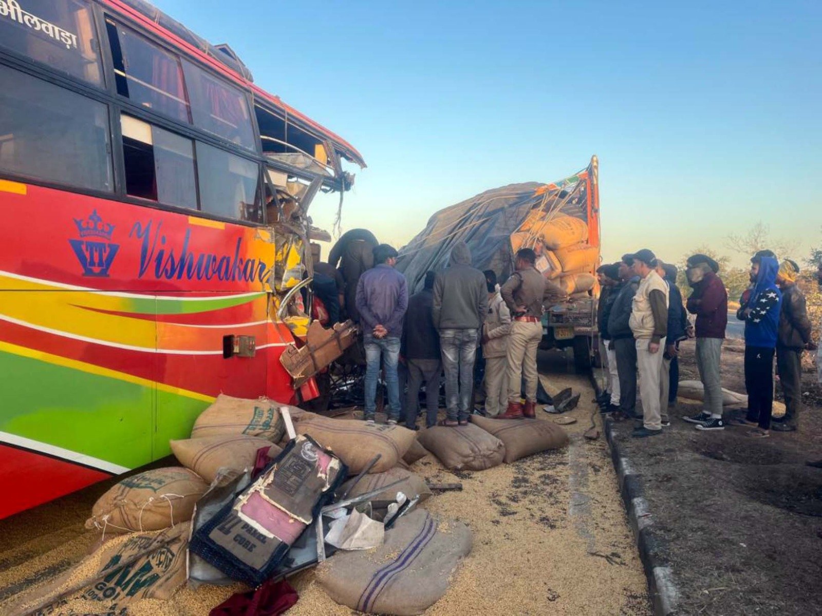 रतलाम में असुबह हादसा: फोरलेन पर ट्रक और बस की भिड़ंत, 2 की मौत, 16 घायल, स्टेयरिंग में फंस गया चालक,गांव वालों और पुलिस ने घायलों को निकाला रतलाम में असुबह हादसा: फोरलेन पर ट्रक और बस की भिड़ंत, 2 की मौत, 16 घायल, स्टेयरिंग में फंस गया चालक,गांव वालों और पुलिस ने घायलों को निकाला