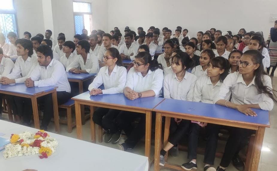 रतलाम: भविष्य निर्माण की राह- एजुकेशनल लोन पर स्टेट बैंक इंडिया द्वारा राॅयल कालेज में सेमीनार सम्पन्न रतलाम: भविष्य निर्माण की राह- एजुकेशनल लोन पर स्टेट बैंक इंडिया द्वारा राॅयल कालेज में सेमीनार सम्पन्न