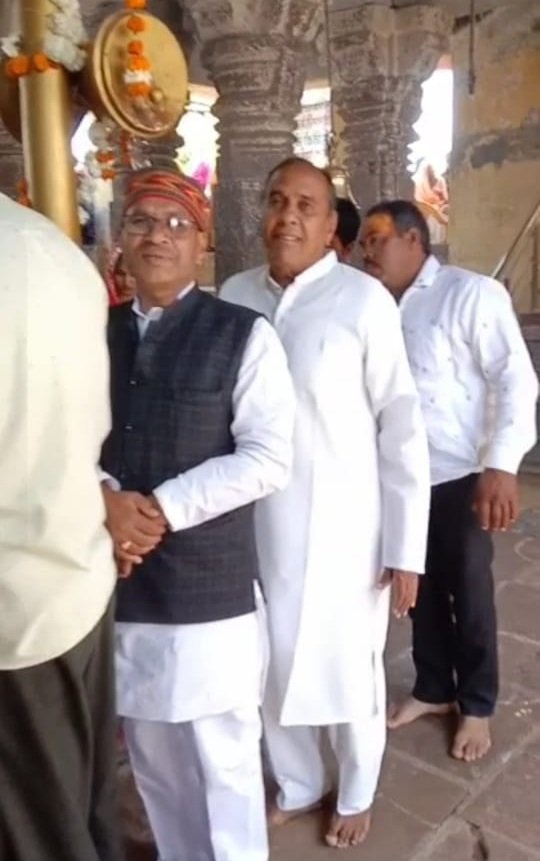 रतलाम: ग्रामीण विधायक की सादगी – भक्तों के साथ कतार में खड़े रहकर भगवान शिव की पूजा अर्चना की रतलाम: ग्रामीण विधायक की सादगी – भक्तों के साथ कतार में खड़े रहकर भगवान शिव की पूजा अर्चना की