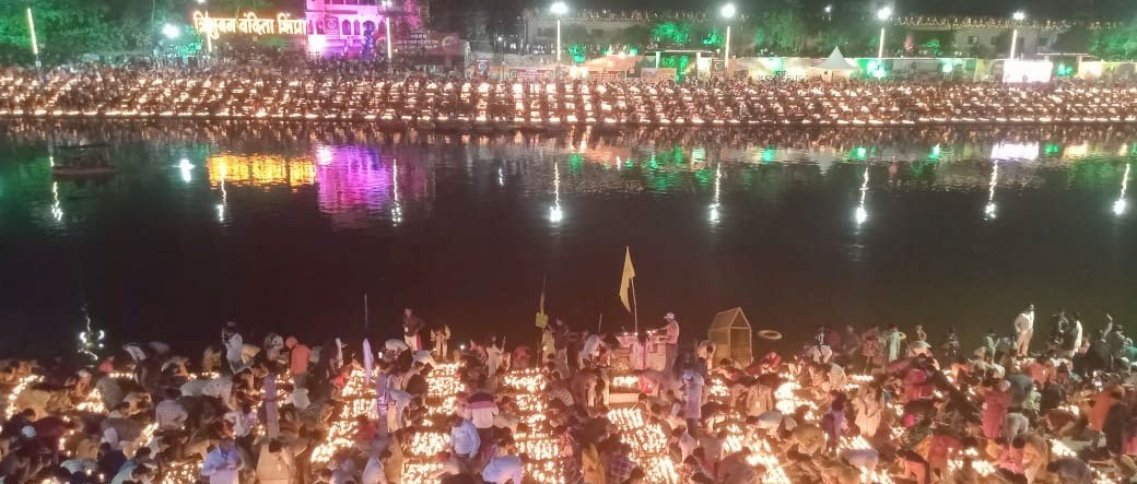 18 लाख 82 हजार 229 दीप प्रज्ज्वलन के साथ उज्जैन गिनीज बुक ऑफ वर्ल्ड रिकार्ड में हुआ दर्ज,मुख्यमंत्री श्री चौहान ने विश्व रिकार्ड पर उज्जैन वासियों को दी बधाई 18 लाख 82 हजार 229 दीप प्रज्ज्वलन के साथ उज्जैन गिनीज बुक ऑफ वर्ल्ड रिकार्ड में हुआ दर्ज,मुख्यमंत्री श्री चौहान ने विश्व रिकार्ड पर उज्जैन वासियों को दी बधाई