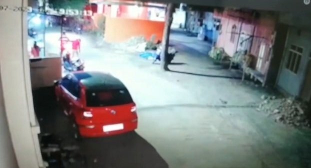रतलाम: किराना दुकान पर सामान खरीदने के बहाने आए बाइक सवार बदमाश और महिला के गले से सोने की चेन खींच कर भाग गए रतलाम: किराना दुकान पर सामान खरीदने के बहाने आए बाइक सवार बदमाश और महिला के गले से सोने की चेन खींच कर भाग गए