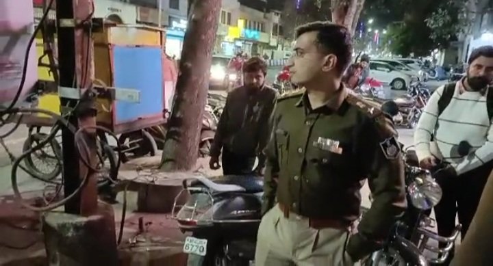 रतलाम: दो बत्ती चौपाटी पर लट्ठ और बेसबॉल लिए युवकों का समूह कर रहा था हुड़दंग, मारपीट के लिए किसी युवक की कर रहे थे तलाश, पुलिस ने बलवे का प्रकरण किया दर्ज रतलाम: दो बत्ती चौपाटी पर लट्ठ और बेसबॉल लिए युवकों का समूह कर रहा था हुड़दंग, मारपीट के लिए किसी युवक की कर रहे थे तलाश, पुलिस ने बलवे का प्रकरण किया दर्ज