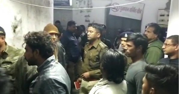 रतलाम: दीनदयाल नगर थाना क्षेत्र अंतर्गत रात में हुई चाकूबाजी, एक की मौत, एक घायल, 4 गिरफ्तार रतलाम: दीनदयाल नगर थाना क्षेत्र अंतर्गत रात में हुई चाकूबाजी, एक की मौत, एक घायल, 4 गिरफ्तार