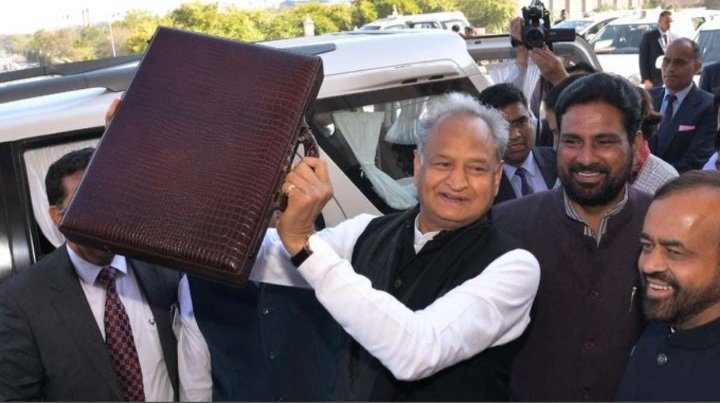 विधानसभा में CM गहलोत ने पढ़ा पुराना बजट, मुख्य सचिव को किया तलब, अब अधिकारियों पर गिरेगी गाज! विधानसभा में CM गहलोत ने पढ़ा पुराना बजट, मुख्य सचिव को किया तलब, अब अधिकारियों पर गिरेगी गाज!