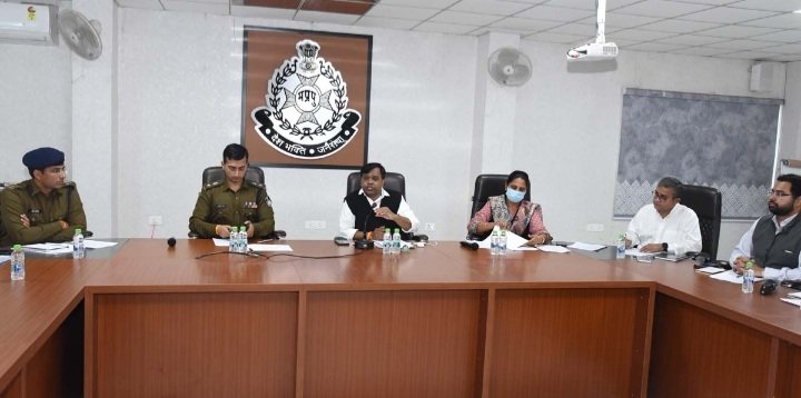 रतलाम : पुलिस और प्रशासन द्वारा सोशल मीडिया पर रखी जा रही कड़ी निगरानी, जबरन चंदा वसूली पर होगी कार्रवाई, परीक्षाओं को देखते हुए रात 10 बजे बाद ध्वनि विस्तार यंत्रों पर लगेगा प्रतिबंध रतलाम : पुलिस और प्रशासन द्वारा सोशल मीडिया पर रखी जा रही कड़ी निगरानी, जबरन चंदा वसूली पर होगी कार्रवाई, परीक्षाओं को देखते हुए रात 10 बजे बाद ध्वनि विस्तार यंत्रों पर लगेगा प्रतिबंध