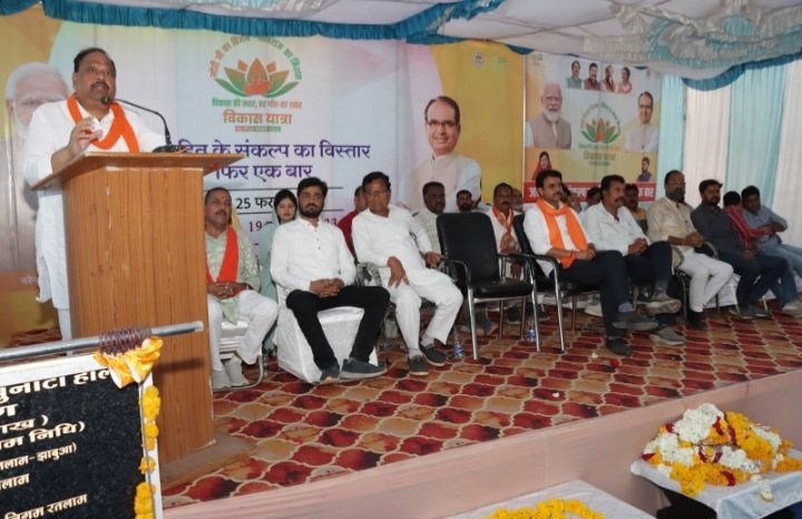 शहर विधायक चेतन्य कश्यप ने कहा-होमगार्ड कॉलोनी तरफ अगले समय का नया रतलाम बनेगा,रविवार को सात वार्डो में निकली विकास यात्रा शहर विधायक चेतन्य कश्यप ने कहा-होमगार्ड कॉलोनी तरफ अगले समय का नया रतलाम बनेगा,रविवार को सात वार्डो में निकली विकास यात्रा