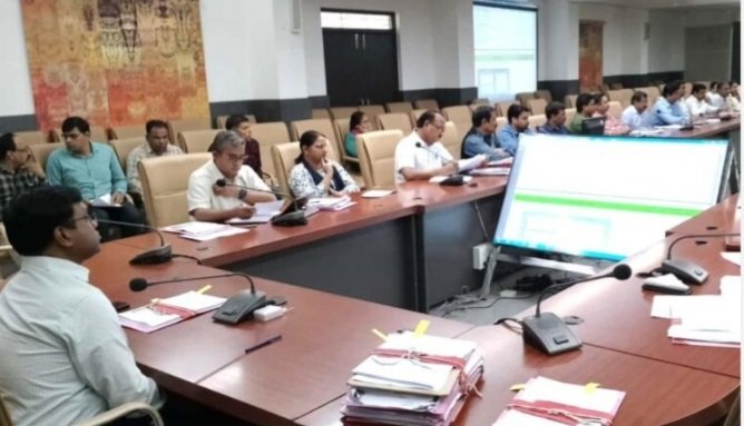 रतलाम: मुख्यमंत्री हेल्पलाइन में ठीक से कार्य नहीं करने पर कलेक्टर ने कई अधिकारियों के वेतन रोके रतलाम: मुख्यमंत्री हेल्पलाइन में ठीक से कार्य नहीं करने पर कलेक्टर ने कई अधिकारियों के वेतन रोके