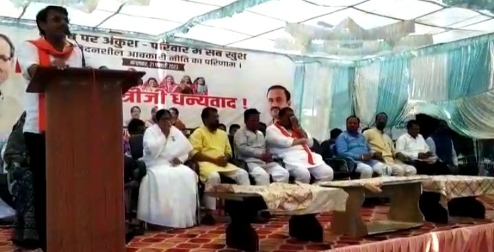रतलाम: धन्यवाद सभा में बोले महापौर प्रहलाद पटेल- सरकार शराबबंदी नहीं कर सकती, क्योंकि शराब से कई दवाइयां बनती है रतलाम: धन्यवाद सभा में बोले महापौर प्रहलाद पटेल- सरकार शराबबंदी नहीं कर सकती, क्योंकि शराब से कई दवाइयां बनती है