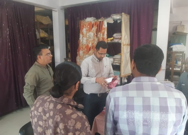 रतलाम: ग्रामीण एसडीएम त्रिलोचन गौड़ ने किया तहसील कार्यालय का आकस्मिक निरीक्षण, अनुपस्थित कर्मचारियों के वेतन काटने के निर्देश रतलाम: ग्रामीण एसडीएम त्रिलोचन गौड़ ने किया तहसील कार्यालय का आकस्मिक निरीक्षण, अनुपस्थित कर्मचारियों के वेतन काटने के निर्देश