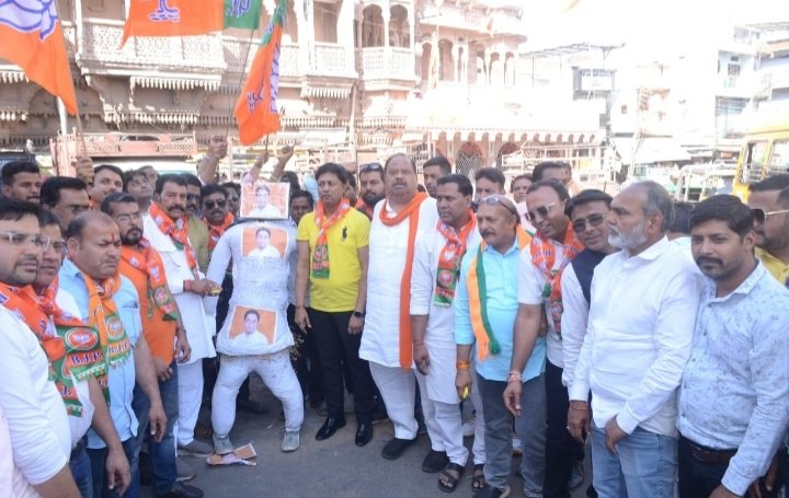 रतलाम: मदिरा प्रदेश कहने पर भाजपा ने जलाया पूर्व मुख्यमंत्री का पुतला, शहर विधायक चेतन्य काश्यप ने कहा-बयान जनता का अपमान रतलाम: मदिरा प्रदेश कहने पर भाजपा ने जलाया पूर्व मुख्यमंत्री का पुतला, शहर विधायक चेतन्य काश्यप ने कहा-बयान जनता का अपमान