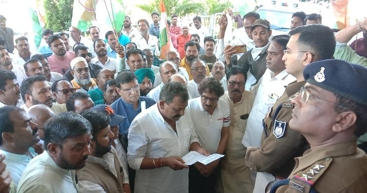 रतलाम: शहर की राजनीति गरमाई- कांग्रेस ने सुबह भाजपा नेताओं के खिलाफ एफआईआर की मांग को लेकर ज्ञापन सौंपा तो दोपहर में भाजपा नेताओ ने कांग्रेस कार्यकर्ताओं पर कार्रवाई की मांग को लेकर एसपी को आवेदन दिया रतलाम: शहर की राजनीति गरमाई- कांग्रेस ने सुबह भाजपा नेताओं के खिलाफ एफआईआर की मांग को लेकर ज्ञापन सौंपा तो दोपहर में भाजपा नेताओ ने कांग्रेस कार्यकर्ताओं पर कार्रवाई की मांग को लेकर एसपी को आवेदन दिया