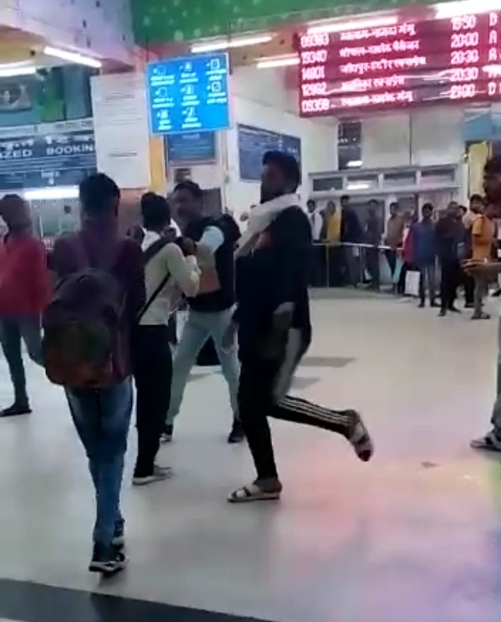 रतलाम: रेलवे स्टेशन परिसर में युवकों ने मचाया उत्पात, यात्रियों से मारपीट और चाकूबाजी का वीडियो वायरल, आरपीएफ ने पकड़कर जीआरपी के हवाले किया रतलाम: रेलवे स्टेशन परिसर में युवकों ने मचाया उत्पात, यात्रियों से मारपीट और चाकूबाजी का वीडियो वायरल, आरपीएफ ने पकड़कर जीआरपी के हवाले किया