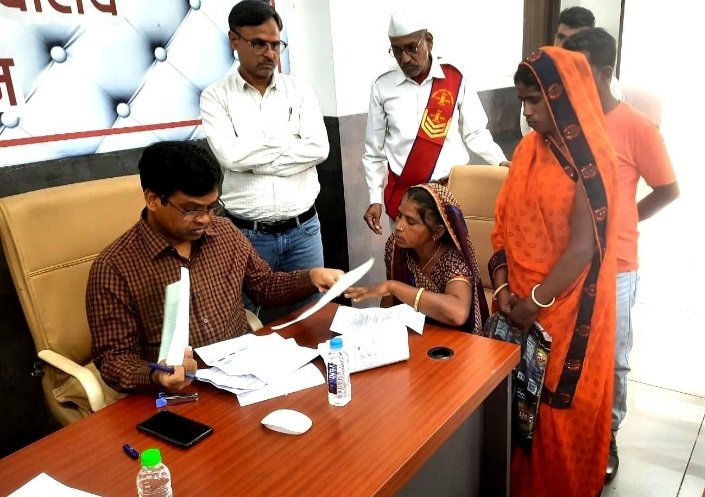 रतलाम: बच्चों की शिक्षा के प्रति संवेदनशील कलेक्टर ने जनसुनवाई में आए बच्चे को उसके स्कूल में दाखिला दिलवाया, रतलाम: बच्चों की शिक्षा के प्रति संवेदनशील कलेक्टर ने जनसुनवाई में आए बच्चे को उसके स्कूल में दाखिला दिलवाया,