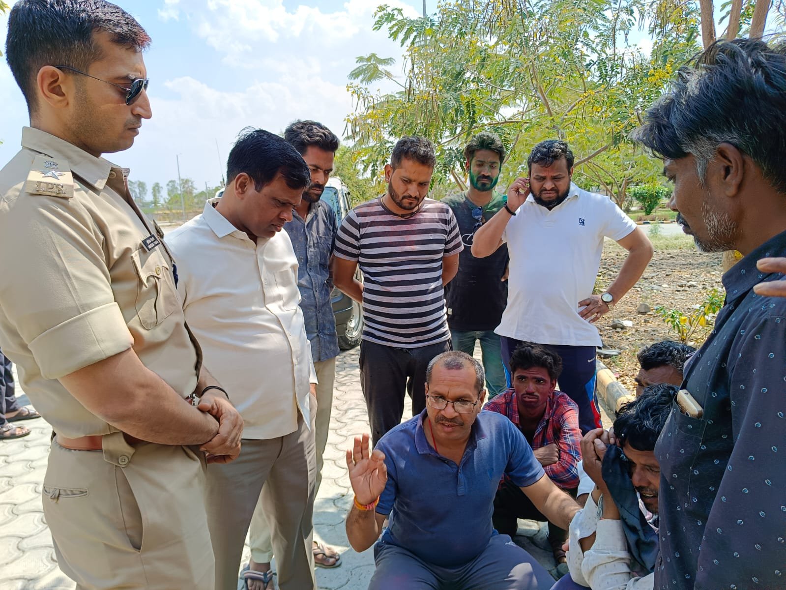 रतलाम: ईसरथुनी हादसा- मृतक के परिजनों को शासन की ओर से 4-4 लाख रुपए और ग्रामीण विधायक दिलीप मकवाना द्वारा विधायक निधि से 10-10 हजार की आर्थिक सहायता स्वीकृत रतलाम: ईसरथुनी हादसा- मृतक के परिजनों को शासन की ओर से 4-4 लाख रुपए और ग्रामीण विधायक दिलीप मकवाना द्वारा विधायक निधि से 10-10 हजार की आर्थिक सहायता स्वीकृत