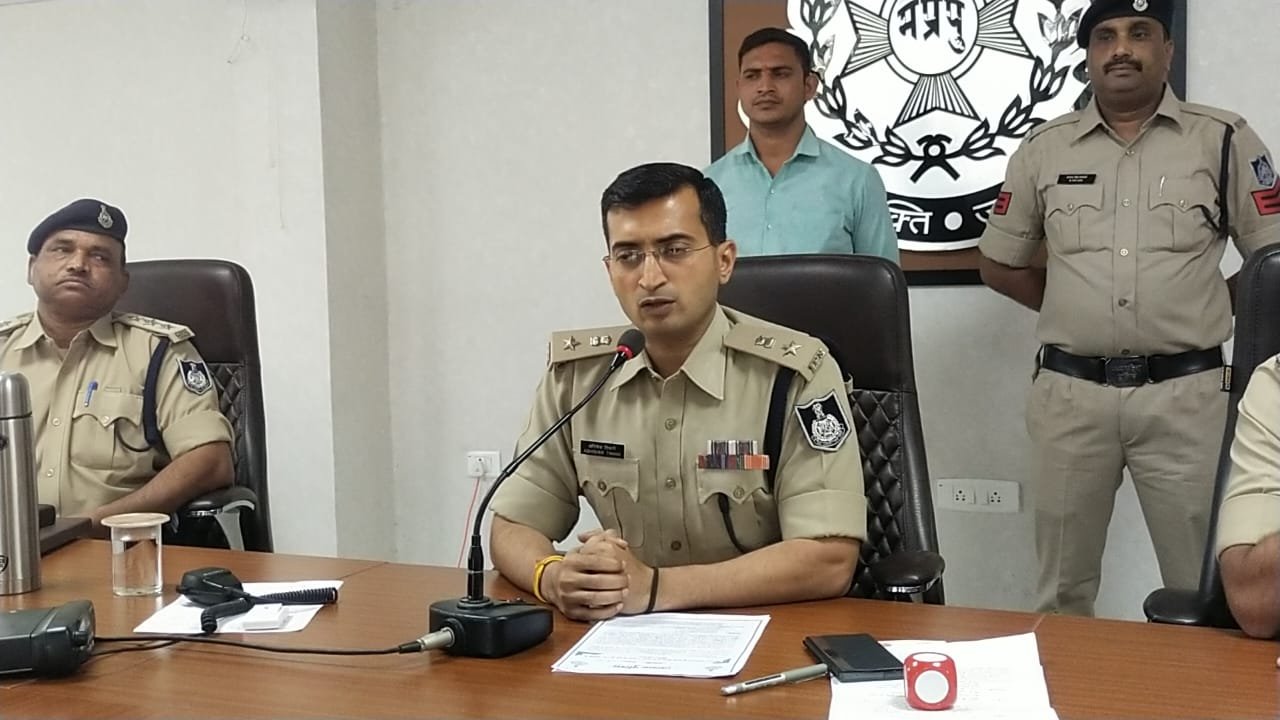 रतलाम: सावधान -आप कैमरे की निगरानी में है, अब यातायात नियम तोड़ा या रफ ड्राइविंग की तो घर आएगा चालान, सीसीटीवी कैमरो से रखी जा रही निगाह रतलाम: सावधान -आप कैमरे की निगरानी में है, अब यातायात नियम तोड़ा या रफ ड्राइविंग की तो घर आएगा चालान, सीसीटीवी कैमरो से रखी जा रही निगाह