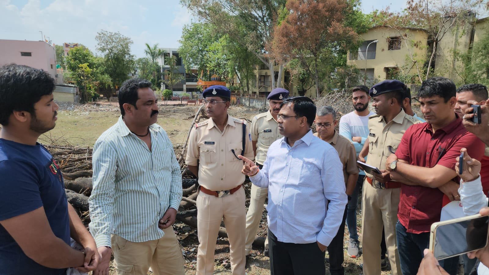 रतलाम: आज फिर एक्शन में कलेक्टर नरेंद्र सूर्यवंशी, जानिए किससे कहा- ‘किसी की और आंख उठाकर भी देखा तो नेस्तनाबूद कर दूंगा’ रतलाम: आज फिर एक्शन में कलेक्टर नरेंद्र सूर्यवंशी, जानिए किससे कहा- ‘किसी की और आंख उठाकर भी देखा तो नेस्तनाबूद कर दूंगा’