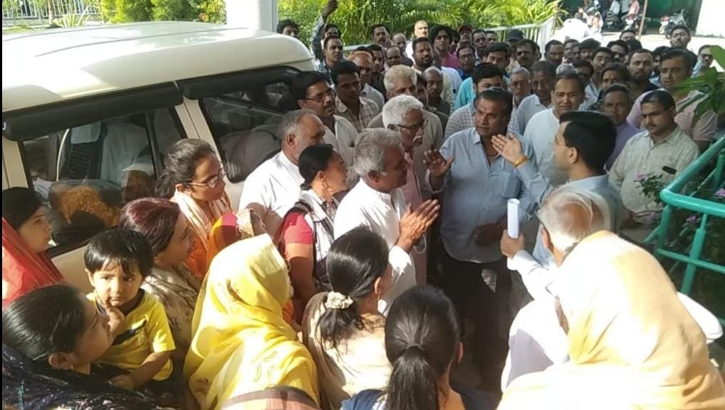 रतलाम: भाजपा के पूर्व पार्षद और अन्य के खिलाफ दर्ज प्रकरण वापस लेने की मांग,अखण्ड ज्ञान आश्रम भक्त मण्डल ने दिया एसपी को ज्ञापन रतलाम: भाजपा के पूर्व पार्षद और अन्य के खिलाफ दर्ज प्रकरण वापस लेने की मांग,अखण्ड ज्ञान आश्रम भक्त मण्डल ने दिया एसपी को ज्ञापन