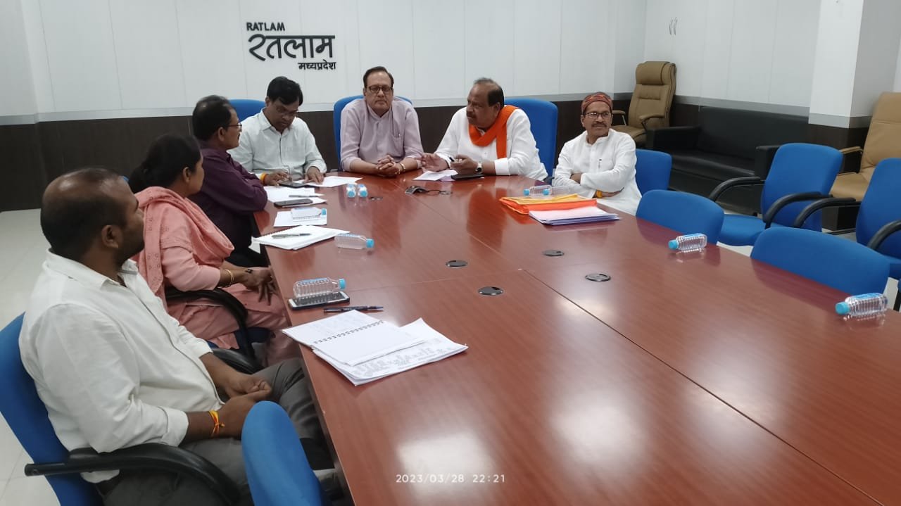रतलाम: मुख्यमंत्री ने फिर की रतलाम कलेक्टर नरेंद्र सूर्यवंशी की प्रशंसा, जानिए क्यों दी बधाई रतलाम: मुख्यमंत्री ने फिर की रतलाम कलेक्टर नरेंद्र सूर्यवंशी की प्रशंसा, जानिए क्यों दी बधाई