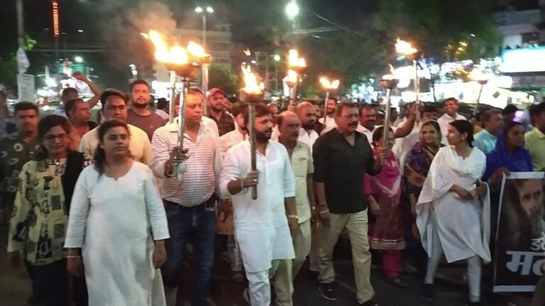 रतलाम: युवक कांग्रेस के आह्वान पर हाथों में मशाल लेकर शहर में निकले कांग्रेसजन रतलाम: युवक कांग्रेस के आह्वान पर हाथों में मशाल लेकर शहर में निकले कांग्रेसजन