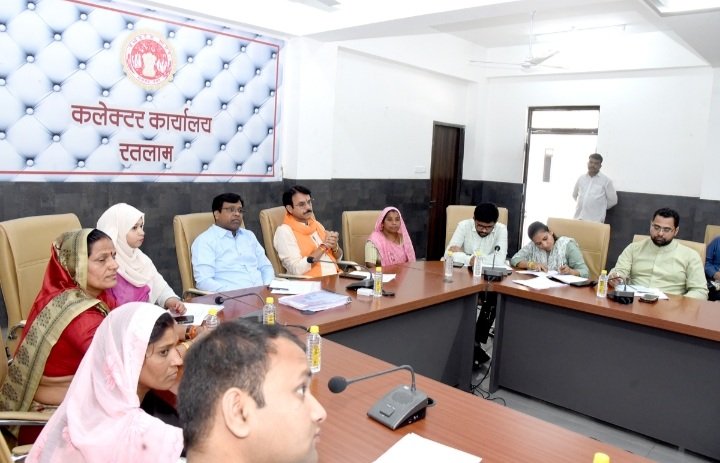 रतलाम: गर्मी में जल उपलब्धता को लेकर कलेक्टर श्री सूर्यवंशी ने बुलाई महत्वपूर्ण बैठक, ठीक से जानकारी तक नहीं दे पाए अधिकारी, योजनाओं में गड़बड़ी मिली तो अधिकारी पर भी FIR की चेतावनी, जल स्त्रोत पर लागू होगा पेयजल परीरक्षण अधिनियम, पेयजल परिवहन में नहीं होगा किराए के टैंकर का इस्तेमाल रतलाम: गर्मी में जल उपलब्धता को लेकर कलेक्टर श्री सूर्यवंशी ने बुलाई महत्वपूर्ण बैठक, ठीक से जानकारी तक नहीं दे पाए अधिकारी, योजनाओं में गड़बड़ी मिली तो अधिकारी पर भी FIR की चेतावनी, जल स्त्रोत पर लागू होगा पेयजल परीरक्षण अधिनियम, पेयजल परिवहन में नहीं होगा किराए के टैंकर का इस्तेमाल