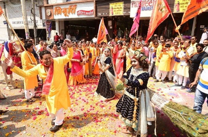 रतलाम: रंगारंग श्री श्याम फाग यात्रा निकली, पुष्पों से खेली गई होली, जगह-जगह हुआ जोरदार स्वागत रतलाम: रंगारंग श्री श्याम फाग यात्रा निकली, पुष्पों से खेली गई होली, जगह-जगह हुआ जोरदार स्वागत