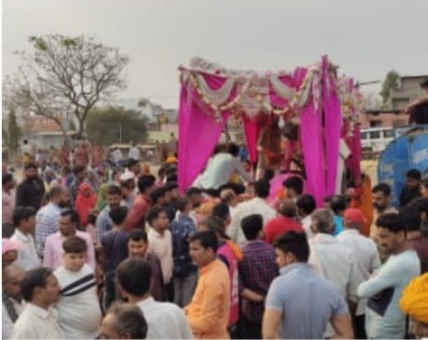 रतलाम: गौ माता के निधन पर बैंड बाजे के साथ निकली अंतिम यात्रा, बड़ी संख्या में शामिल हुए गौ भक्त रतलाम: गौ माता के निधन पर बैंड बाजे के साथ निकली अंतिम यात्रा, बड़ी संख्या में शामिल हुए गौ भक्त