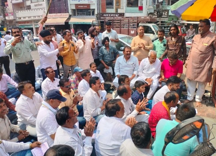 रतलाम: राष्ट्रीय बाडी बिल्डिंग काम्पिटिशन में अश्लीलता का आरोप लगाते हुए कांग्रेस ने किया हनुमान चालीसा का पाठ,भाजपा नेता हिम्मत कोठारी के शामिल होने से शहर से लेकर प्रदेश तक में हलचल रतलाम: राष्ट्रीय बाडी बिल्डिंग काम्पिटिशन में अश्लीलता का आरोप लगाते हुए कांग्रेस ने किया हनुमान चालीसा का पाठ,भाजपा नेता हिम्मत कोठारी के शामिल होने से शहर से लेकर प्रदेश तक में हलचल