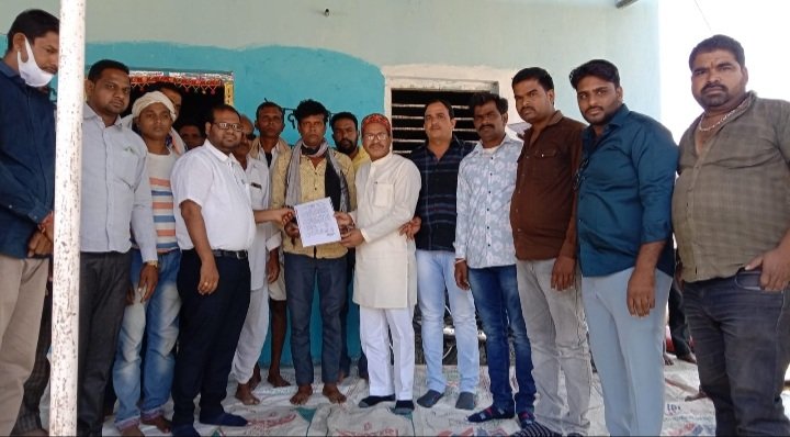 रतलाम: डेलनपुर में हुए हादसे में पीड़ित परिजनों के घर पहुंच कर विधायक दिलीप मकवाना द्वारा आर्थिक सहायता राशि स्वीकृति पत्र सौंपा रतलाम: डेलनपुर में हुए हादसे में पीड़ित परिजनों के घर पहुंच कर विधायक दिलीप मकवाना द्वारा आर्थिक सहायता राशि स्वीकृति पत्र सौंपा
