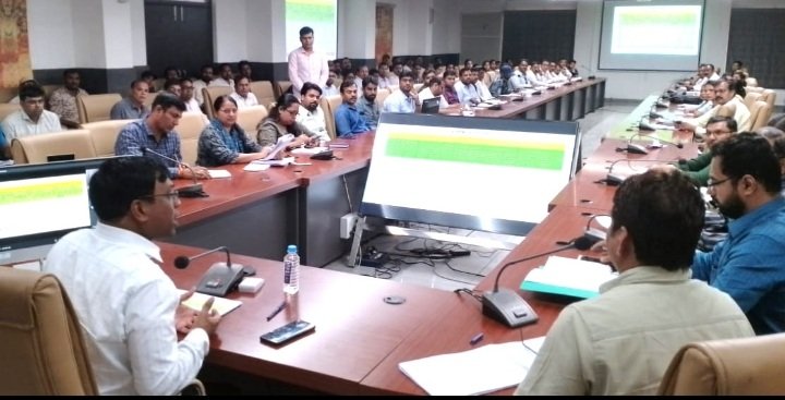 रतलाम कलेक्टर की दो टूक-राजस्व अधिकारी मात्र अफसर बनकर बैठे नहीं रहे जनता के काम करें,बैठक में समीक्षा के दौरान कलेक्टर ने 2 पटवारियों को सस्पेंड किया रतलाम कलेक्टर की दो टूक-राजस्व अधिकारी मात्र अफसर बनकर बैठे नहीं रहे जनता के काम करें,बैठक में समीक्षा के दौरान कलेक्टर ने 2 पटवारियों को सस्पेंड किया