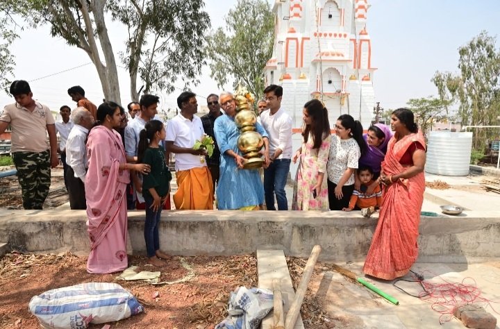 रतलाम: श्री गंगाधर कुटुंबकेश्वर महादेव मंदिर पर डॉ. पुरोहित परिवार द्वारा शिखर कलश की स्थापना रतलाम: श्री गंगाधर कुटुंबकेश्वर महादेव मंदिर पर डॉ. पुरोहित परिवार द्वारा शिखर कलश की स्थापना