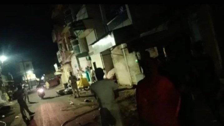 रतलाम: देररात को बेकाबू ट्रक ने बिजली लाइन तोड़ी, दुपहिया को भी नुकसान रतलाम: देररात को बेकाबू ट्रक ने बिजली लाइन तोड़ी, दुपहिया को भी नुकसान
