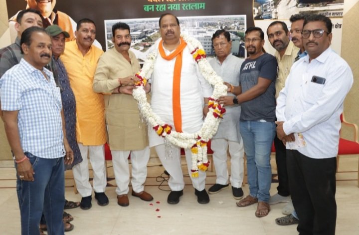 रतलाम: प्रताप नगर अंडर ब्रिज की स्वीकृति पर क्षेत्रवासियों ने जताया विधायक चेतन्य काश्यप का आभार रतलाम: प्रताप नगर अंडर ब्रिज की स्वीकृति पर क्षेत्रवासियों ने जताया विधायक चेतन्य काश्यप का आभार