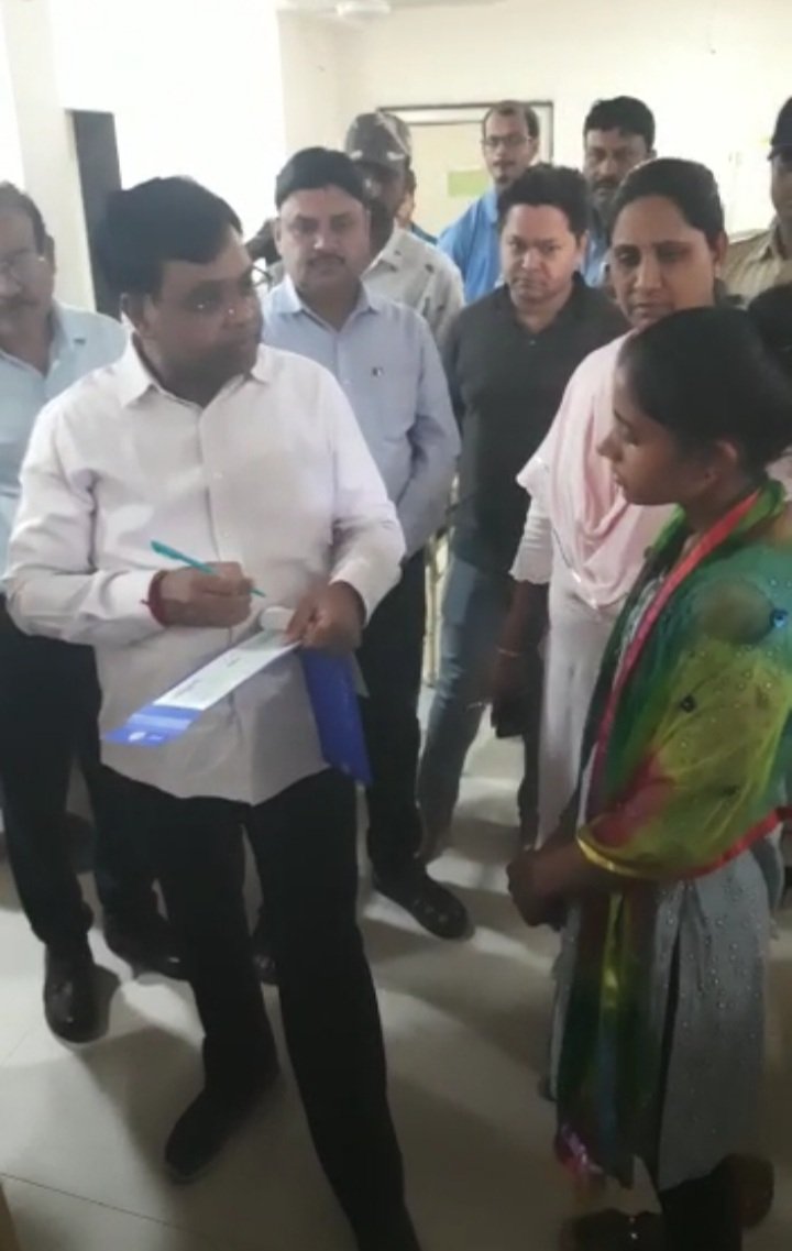 रतलाम: 2 लाख के लिए अस्पताल ने बंद कर दिया था पिता का इलाज, बेटी ने की फरियाद तो, तत्काल निजी अस्पताल पहुंच गए कलेक्टर नरेन्द्र सूर्यवंशी, आईसीयू में शिफ्ट करवाया और मौके पर ही चेक काट कर बालिका को सौंपा, जानिए आखिर क्या है मामला रतलाम: 2 लाख के लिए अस्पताल ने बंद कर दिया था पिता का इलाज, बेटी ने की फरियाद तो, तत्काल निजी अस्पताल पहुंच गए कलेक्टर नरेन्द्र सूर्यवंशी, आईसीयू में शिफ्ट करवाया और मौके पर ही चेक काट कर बालिका को सौंपा, जानिए आखिर क्या है मामला