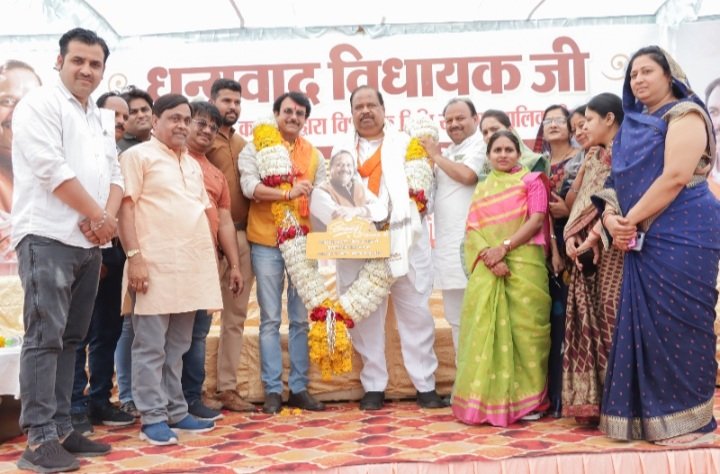 रतलाम: नगर निगम को विकास कार्यों के लिए 2.25 करोड़ रूपए प्रदान करने पर विधायक चेतन्य काश्यप का सम्मान रतलाम: नगर निगम को विकास कार्यों के लिए 2.25 करोड़ रूपए प्रदान करने पर विधायक चेतन्य काश्यप का सम्मान