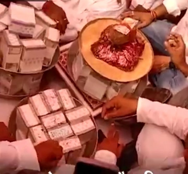 टूटे सारे रिकॉर्ड: भांजे की शादी में किया 8 करोड़ 15 लाख का मायरा, 2.21 करोड़ नकद, एक किलो सोना, 100 बीघा जमीन,गांव के हर परिवार को दिया डेढ़ तोला चांदी का सिक्का, 2 किलोमीटर लंबा मायरे का काफिला निकाला टूटे सारे रिकॉर्ड: भांजे की शादी में किया 8 करोड़ 15 लाख का मायरा, 2.21 करोड़ नकद, एक किलो सोना, 100 बीघा जमीन,गांव के हर परिवार को दिया डेढ़ तोला चांदी का सिक्का, 2 किलोमीटर लंबा मायरे का काफिला निकाला