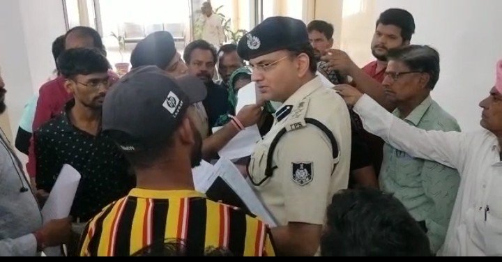 रतलाम: नवागत एसएसपी सिद्धार्थ बहुगुणा का पहला दिन: सुबह पहले जनसुनवाई की ,फिर ली अधिकारियों की बैठक, दिए यह निर्देश रतलाम: नवागत एसएसपी सिद्धार्थ बहुगुणा का पहला दिन: सुबह पहले जनसुनवाई की ,फिर ली अधिकारियों की बैठक, दिए यह निर्देश
