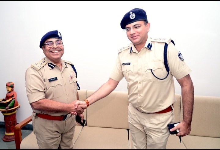 रतलाम रेंज के नवागत डीआईजी मनोज कुमार सिंह ने किया पदभार ग्रहण, जानिए नए डीआईजी के बारे में रतलाम रेंज के नवागत डीआईजी मनोज कुमार सिंह ने किया पदभार ग्रहण, जानिए नए डीआईजी के बारे में